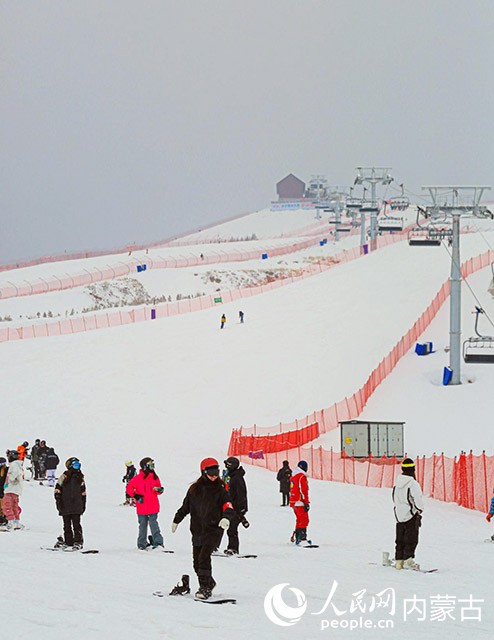 呼和浩特马鬃山滑雪场。呼和浩特市文化旅游广电局供图