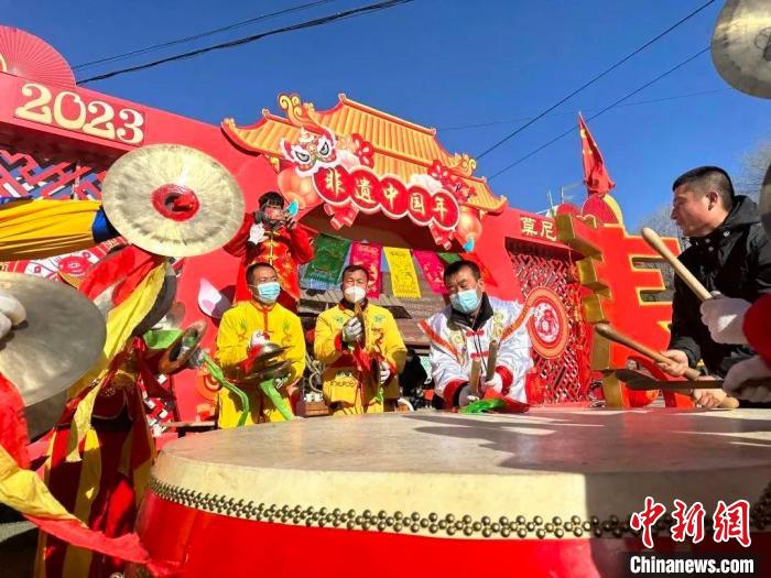 图为托克托河口老龙伴奏的“龙咚鼓”。　呼和浩特市文化旅游广电局供图